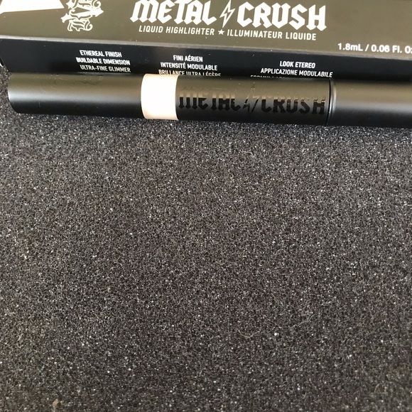 Kat von D - Picture 2 of 2